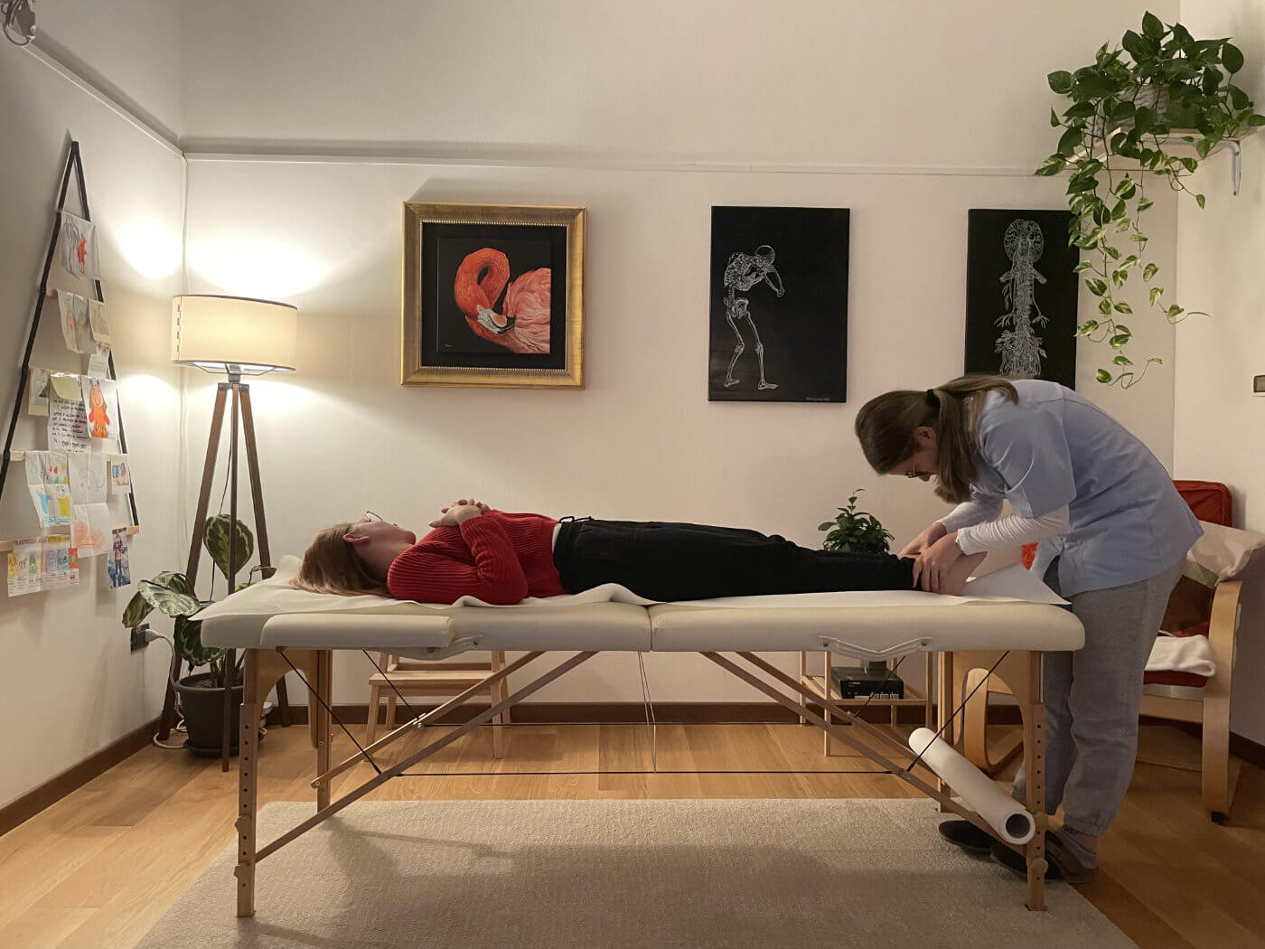 Trattamento osteopatico in studio Laura Schiavon durante un trattamento osteopatico nel suo studio